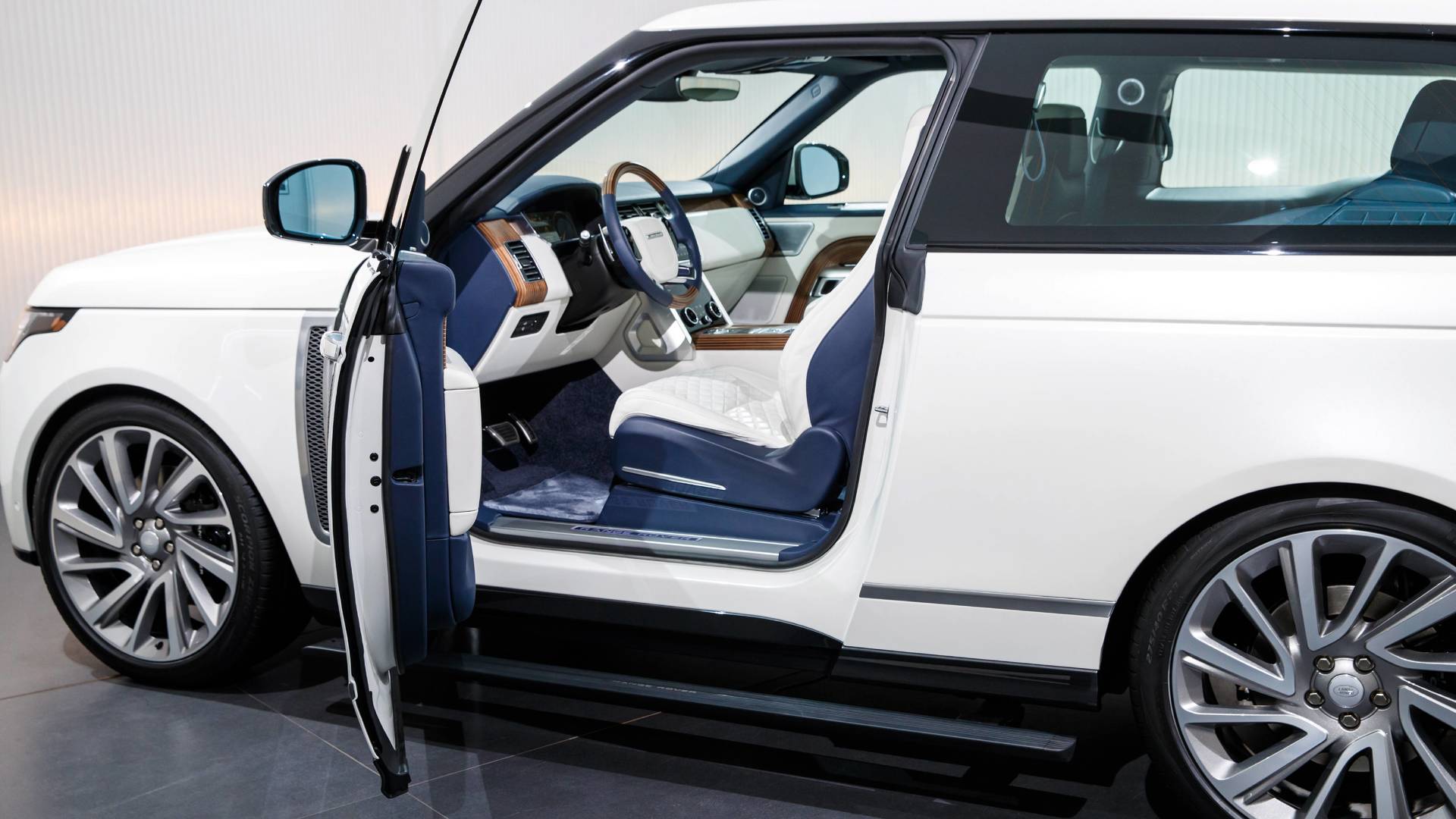 2018 range rover sv coupe geneva - رنج روور SV شاسی بلند دو درب فوق العاده گران قیمت در نمایشگاه ژنو