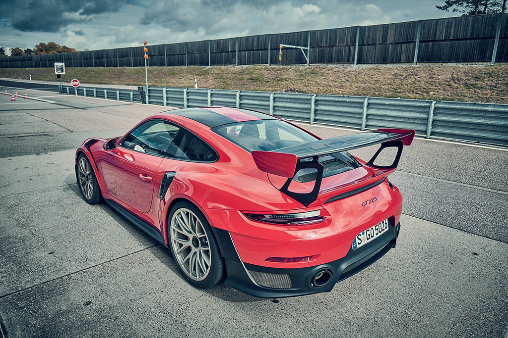 2018 Porsche 911 GT2 RS rear three quarter 05 - تجهیز محصولات بیشتر پورشه به پکیج وایساخ