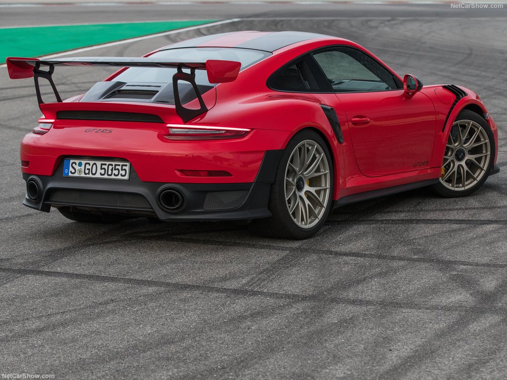 3.Porsche 911 GT2 RS - تجهیز محصولات بیشتر پورشه به پکیج وایساخ