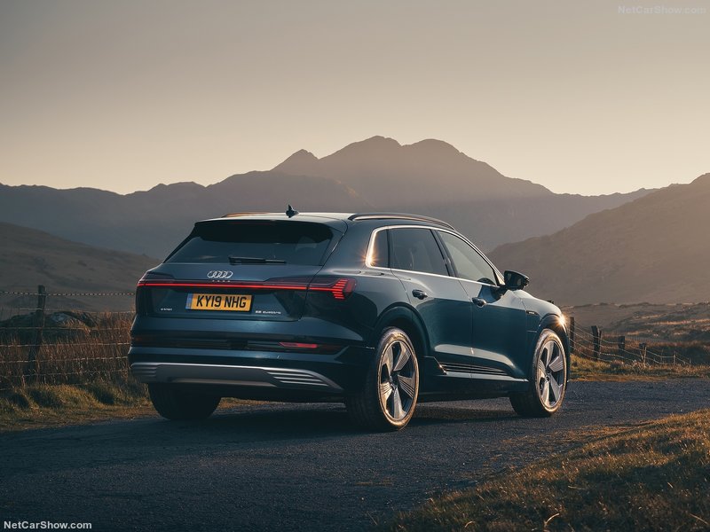 Audi e tron UK Version 2020 800 31 - آئودی ای ترون ۲۰۲۰ ورود به عصر جدید خودروها به همراه فیلم خودرو