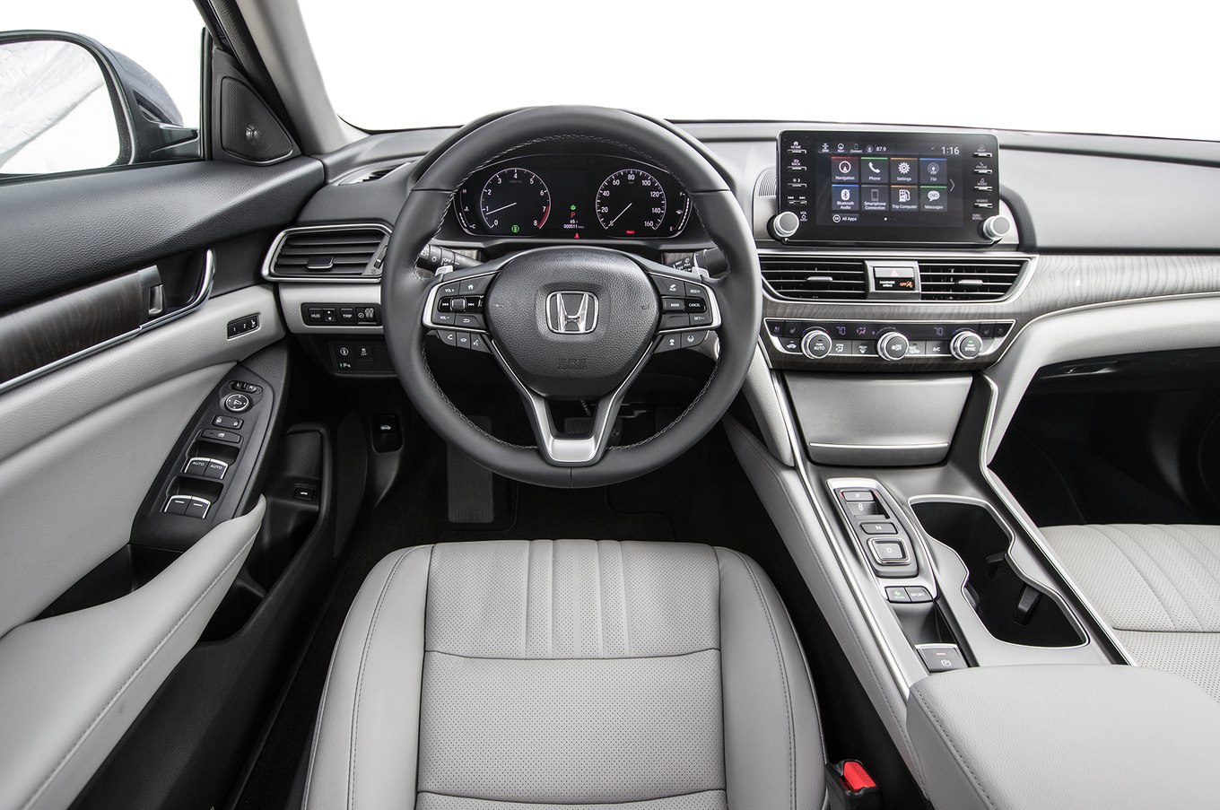 2018 Honda Accord Touring 2 0T front interior drivers side - 2020 Honda Accord نسبت به سال گذشته 150 دلار گرانتر