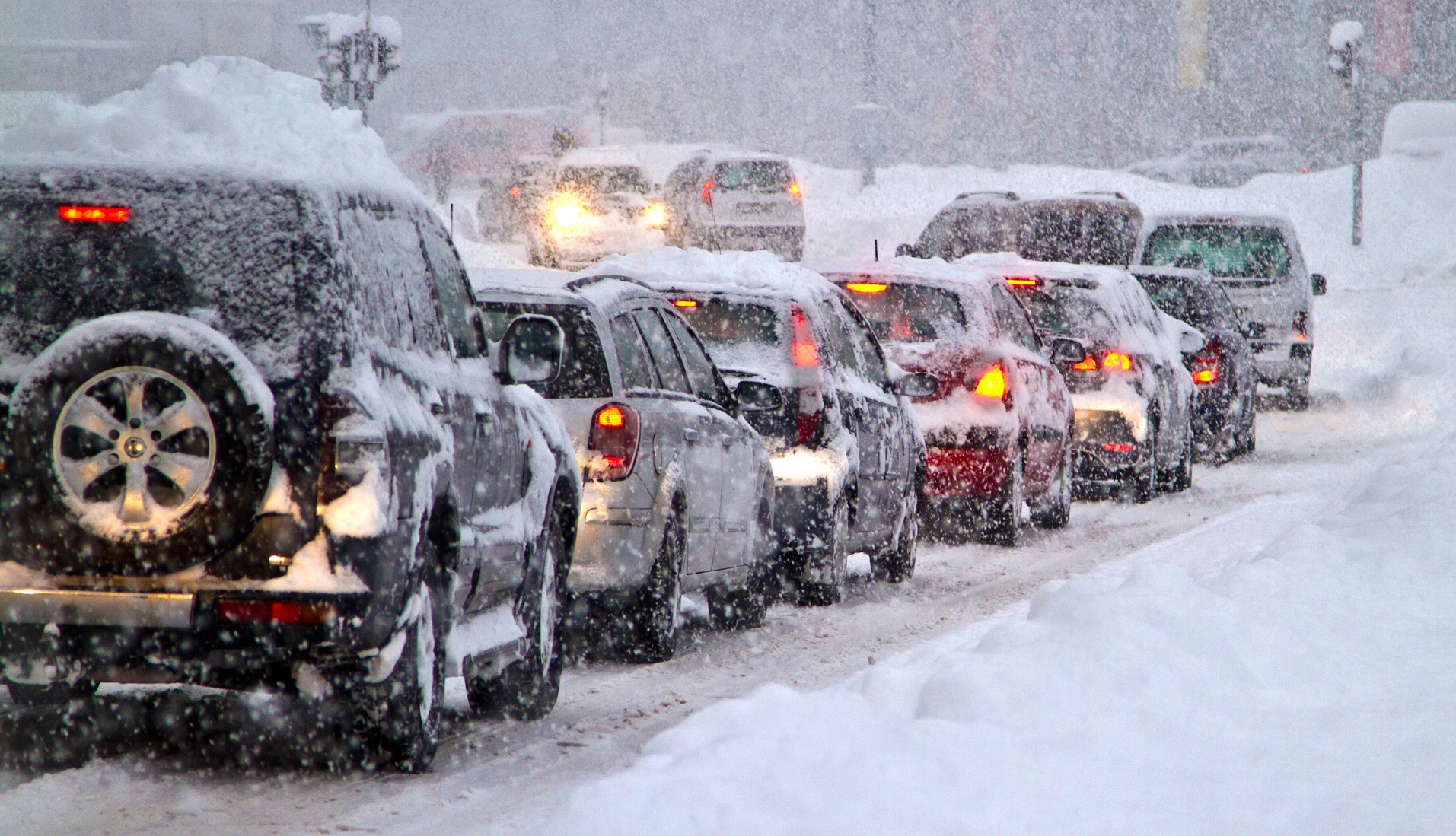 1140 cars on snowy road.imgcache.revee5ff19eb10cac931a70e39b41c2514f - 10 نشانه که شما راننده بدی هستید